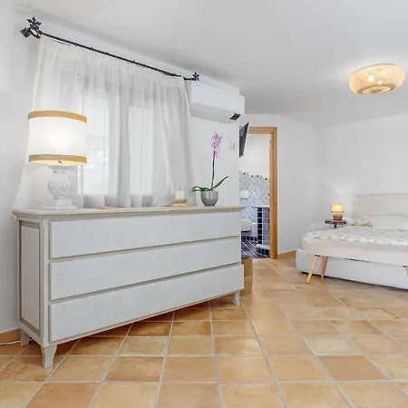 La Marina 5&1, Emma Villa
