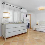 La Marina 5&1, Emma Villa